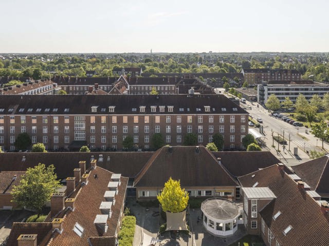 Vue over OUH i Odense med Den Røde By i forgrunden